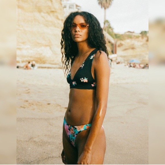 Billabong ☀️ Floral Reversible Tropical Plunge Bikini Top - Picture 9 of 16